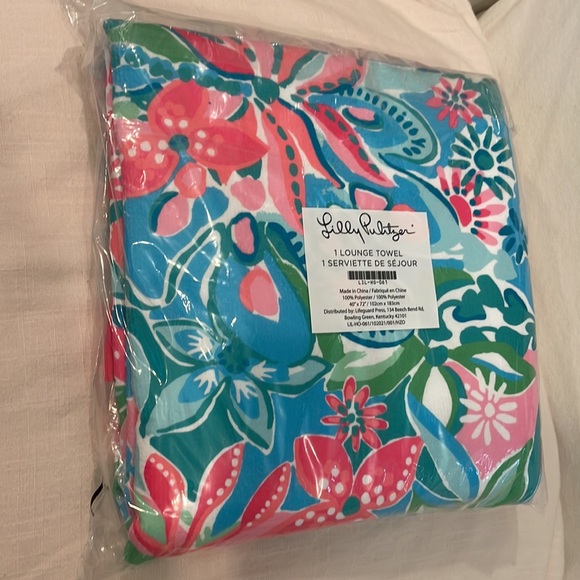 Lilly Pulitzer Lounge Towel Oversized Floral Pink Blue Beach Blanket Picnic NWT - Picture 8 of 8